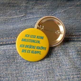 Ansteckbutton Ich lese keine Anleitungen. ich drücke Knöpfe bis es klappt. auf Jeans mit Rückseite